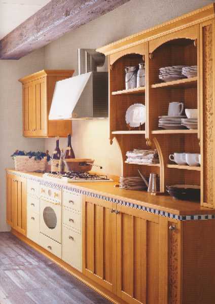 Cucina in stile inglese fine '800 realizzata con antine in legno di ciliegio a doghe verticali trattate in modo naturale con finitura opaca o in alternativa laccata avorio o azzurro.